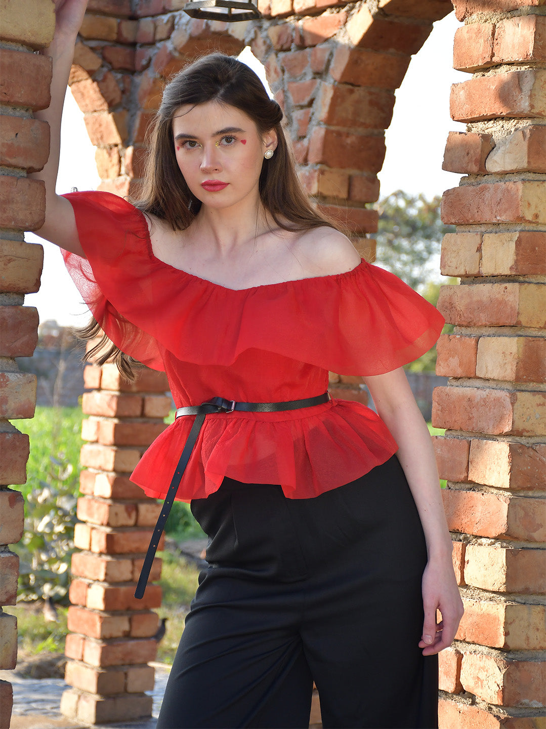 Blanc9RedOrganzaOff-ShoulderTopwithBlackTrouserandblackbelt