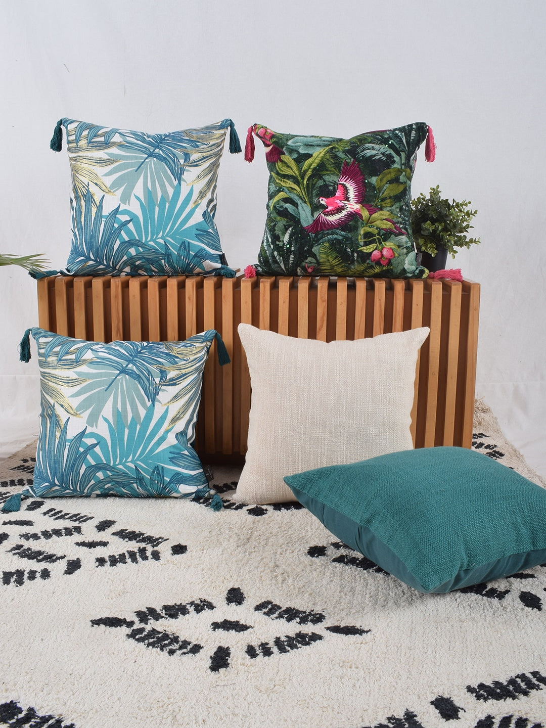 Set of 5 Multicolored Printed and Solid 40x40 CM Cushion Covers